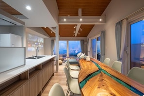 Casa básica, 4 habitaciones, vista al mar | Restaurantes
