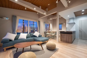 Casa básica, 4 habitaciones, vista al mar | Área de sala de estar
