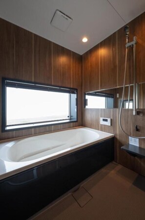 Casa básica, 4 habitaciones, vista al mar | Baño