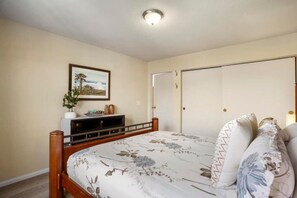 A bedroom with a bed, a dresser, a framed picture on the wall, and a closet. - Avocado Hut- HOT TUB, free parking (San Diego)