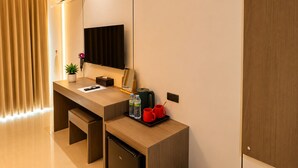 Chambre double | Coffre-fort, bureau, rideaux d’obscurcissement, accès au Wi-Fi (inclus)