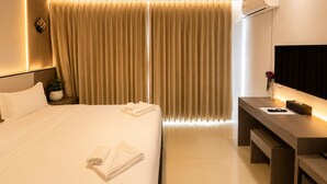 Chambre double | Coffre-fort, bureau, rideaux d’obscurcissement, accès au Wi-Fi (inclus)