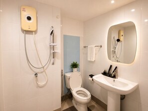 Dusj, toalettartikler (inkludert), hårføner og håndklær