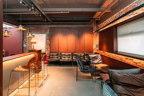 Un interno moderno con un'area bar, posti a sedere e un'ampia finestra.