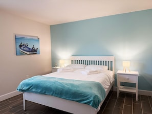 3 habitaciones, tabla de planchar con plancha, wifi y ropa de cama 