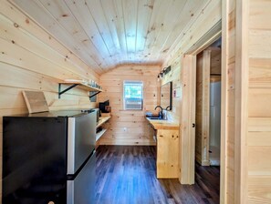 咖啡機/沖茶器、雪櫃、微波爐、電熱水壺