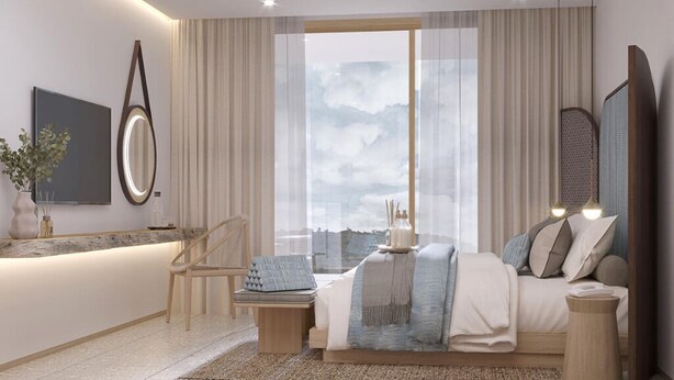 Une chambre moderne avec un lit, des tables de chevet, une chaise, une grande fenêtre avec des rideaux et un téléviseur fixé au mur.
