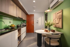 Apartamento, 1 habitación | Cocina privada | Frigorífico, microondas, placa de cocina y utensilios de cocina