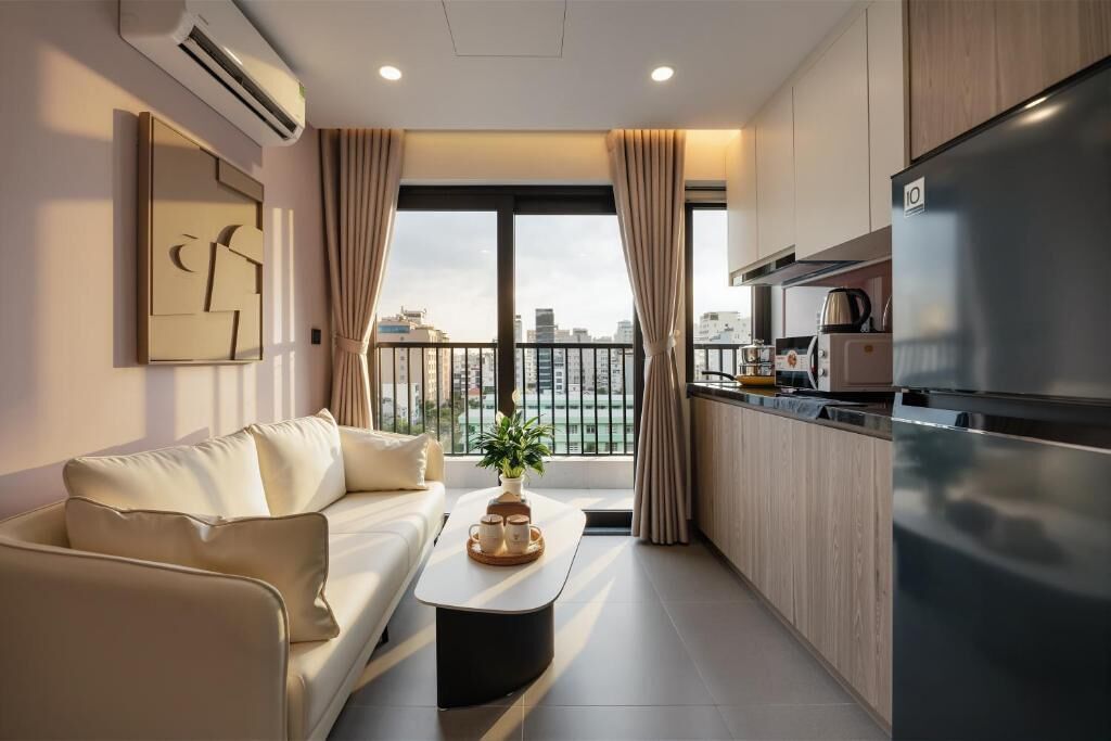 En moderne lejlighed med opholdsstue, køkken og en balkon med udsigt over byen.