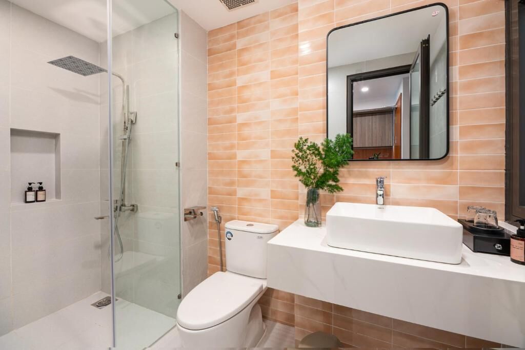 Shower, free toiletries, hair dryer, slippers