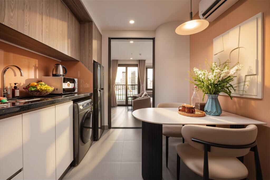 Departamento, 1 habitación, balcón, vista a la ciudad | Cocina privada | Refrigerador, microondas, parrilla de estufa y utensilios de cocina 