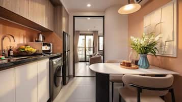 Departamento, 1 habitación, balcón, vista a la ciudad | Cocina privada | Refrigerador, microondas, parrilla de estufa y utensilios de cocina
