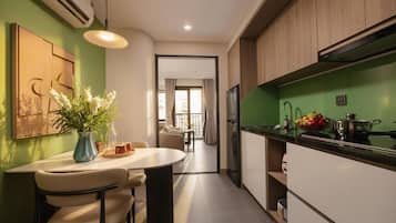 Departamento, 1 habitación | Cocina privada | Refrigerador, microondas, parrilla de estufa y utensilios de cocina
