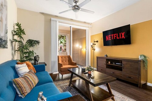 Chick & Cozy Condo Near UCI & Disney - Pool & Gym