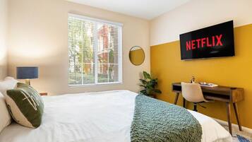 1 habitación, escritorio, tabla de planchar con plancha y cuna de viaje