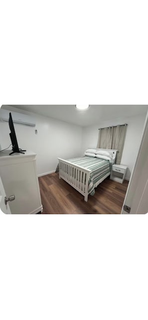 5 bedrooms, iron/ironing board, WiFi, bed sheets