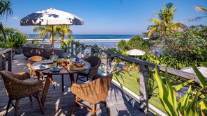 Villa de lujo, 6 habitaciones, vista a la playa | Restaurante al aire libre