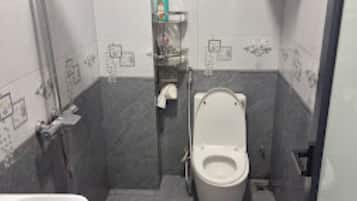 Kamar Double | Kamar mandi | Shower, perlengkapan mandi gratis, pengering rambut, dan handuk