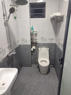 Double Room | Bathroom | Shower, free toiletries, hair dryer, towels - Hung Phat Hotel Nghe An  (Hung Nguyen)