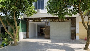 A hotel entrance with a sign reading 'HUNG PHAT HOTEL KHÃO QUY KHÃCH'. - Hung Phat Hotel Nghe An  (Hung Nguyen)