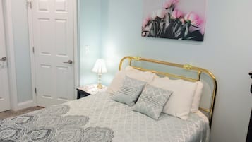 6 bedrooms, iron/ironing board, WiFi, bed sheets
