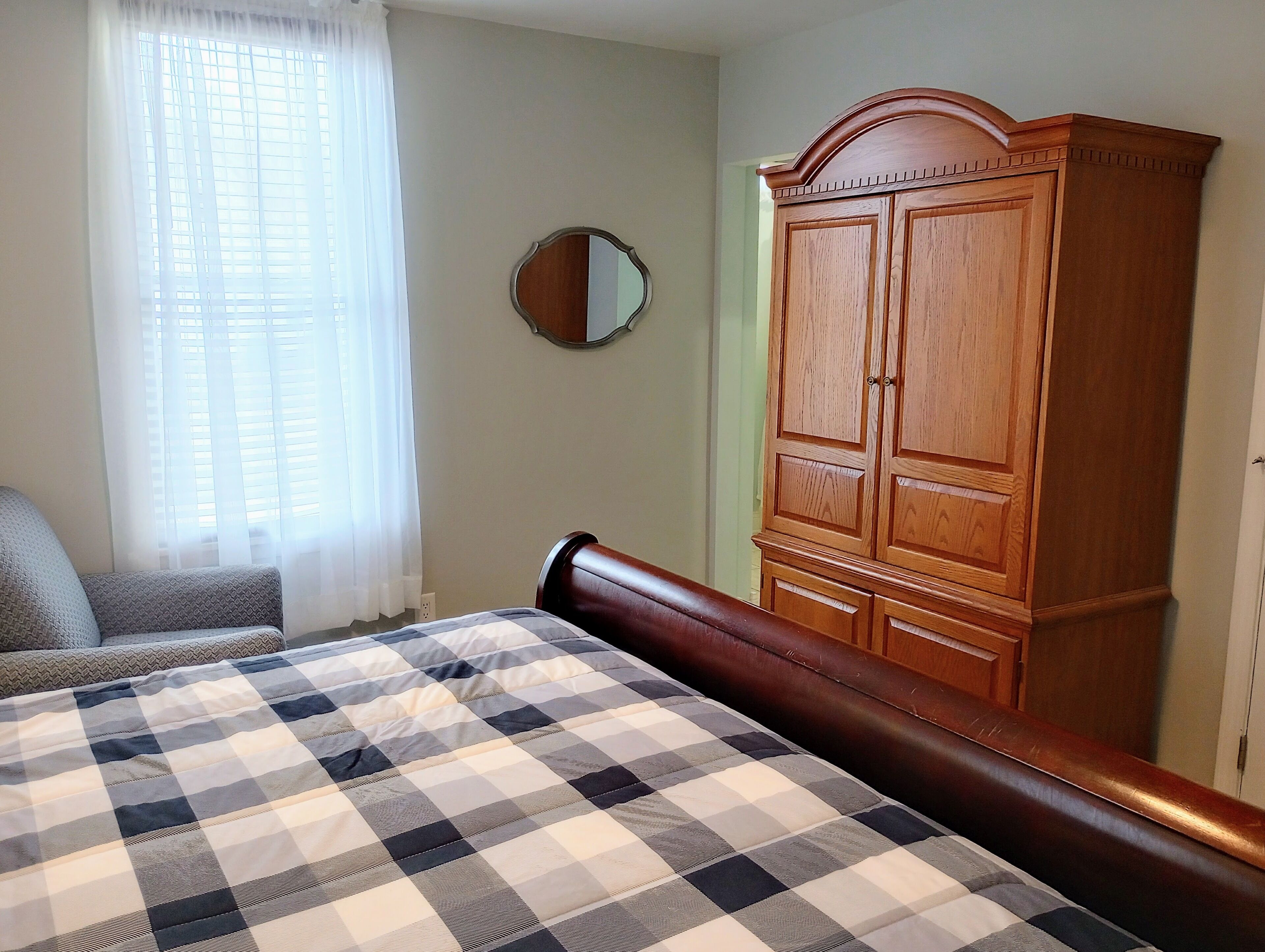 6 bedrooms, iron/ironing board, WiFi, bed sheets