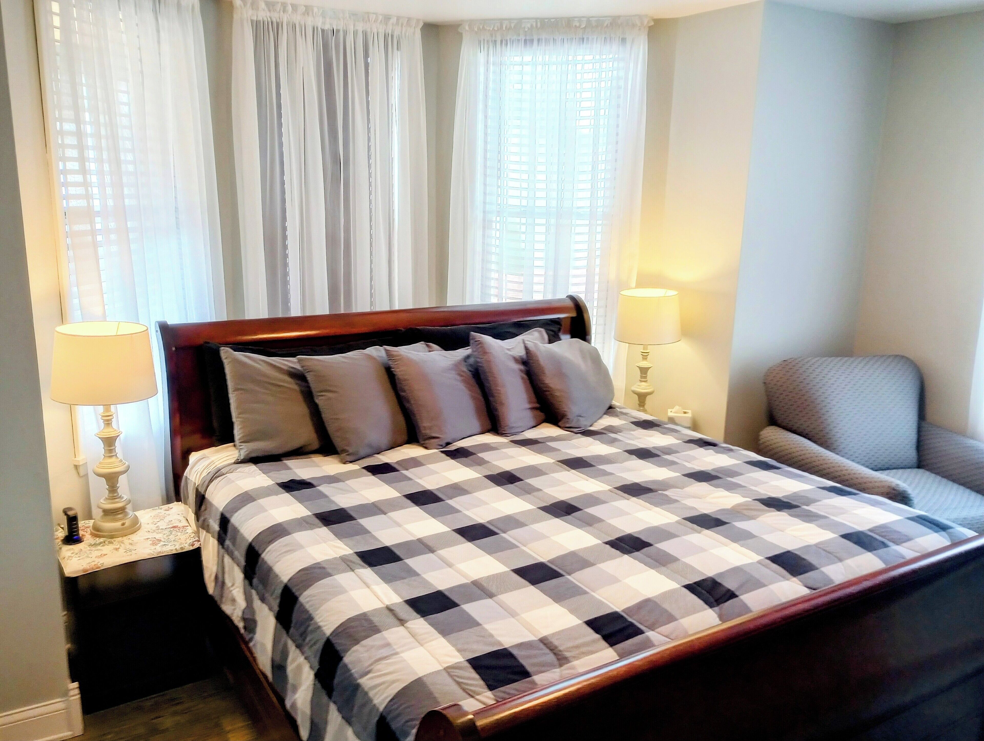 6 bedrooms, iron/ironing board, WiFi, bed sheets