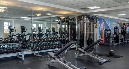 2-bedroom hotel suites with AC in enchanting Newport Beach