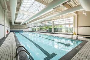 Pool - 1BR Downtown Hub - Stadium, Parks & Skyline Views (Vancouver)
