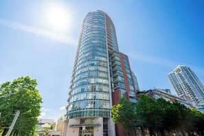 Exterior - 1BR Downtown Hub - Stadium, Parks & Skyline Views (Vancouver)