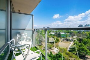 Ein Balkon mit Blick auf einen Park und Gebäude.