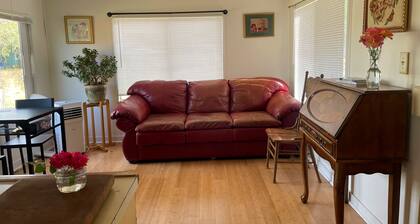 Cozy 1-bedroom farm guesthouse in beautiful Corvallis with AC