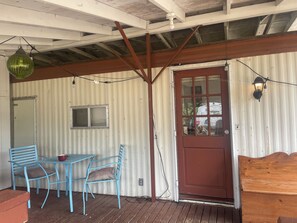 Outdoor dining - Cozy 1-bedroom farm guesthouse in beautiful Corvallis with AC (Corvallis)