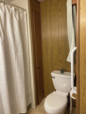 Bathroom - Cozy 1-bedroom farm guesthouse in beautiful Corvallis with AC (Corvallis)