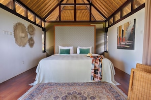 A room with a bed, a patterned wall, and a woven ceiling. - Villa Bayu Uluwatu (denpasar)