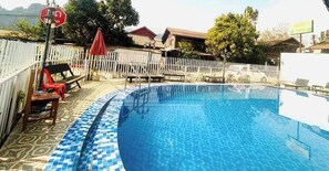 10 outdoor pools - Rock Backpackers Central Hostel (Vang Vieng)