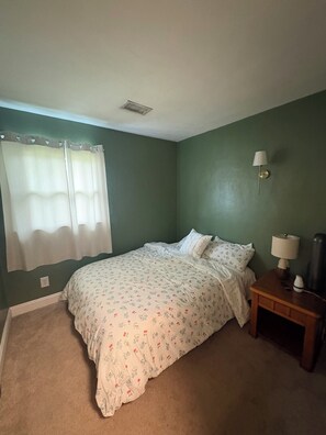 3 bedrooms, desk, iron/ironing board, WiFi - Cozy Chesapeake Retreat w/ Flex Room (Chesapeake)
