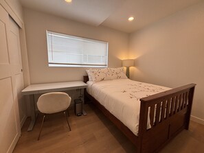 2 bedrooms, desk, iron/ironing board, travel cot - Brand New Remodel · Waterfront 2B1B · 15 mins SFO (San Mateo)