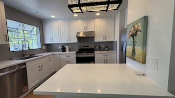Coffee/tea maker, fridge, microwave, oven