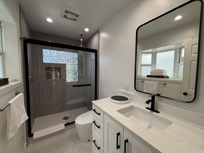 Chuveiro, secador de cabelo, bidê, toalhas de banho
