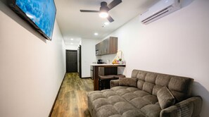 TV - Apartment with parking and self-check-in | A 5-minute drive from West End Beach (Roatán)