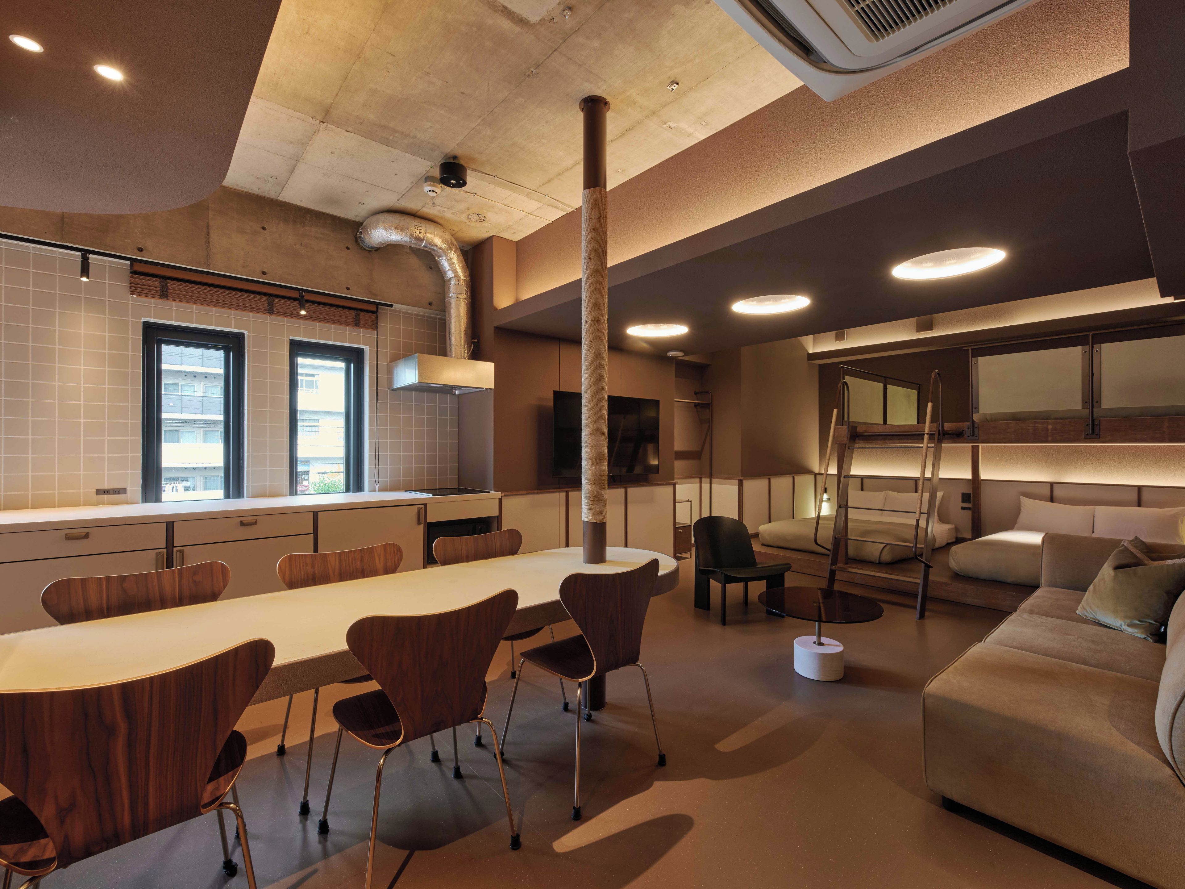 Un interior moderno con comedor, cocina y zona de estar.