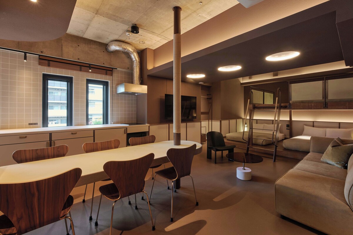 Un interior moderno con comedor, cocina y zona de estar.