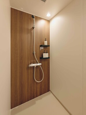 Douche, articles de toilette gratuits, sèche-cheveux, chaussons