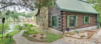 Private Hot Tub & 2-Story Sundeck! Lakefront Log Cabin on 1 acre in Onalaska!