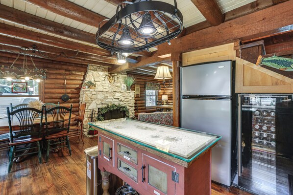Interior - Private Hot Tub & 2-Story Sundeck! Lakefront Log Cabin on 1 acre in Onalaska! (Onalaska)