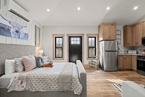 1 habitación, tabla de planchar con plancha, wifi gratis y ropa de cama