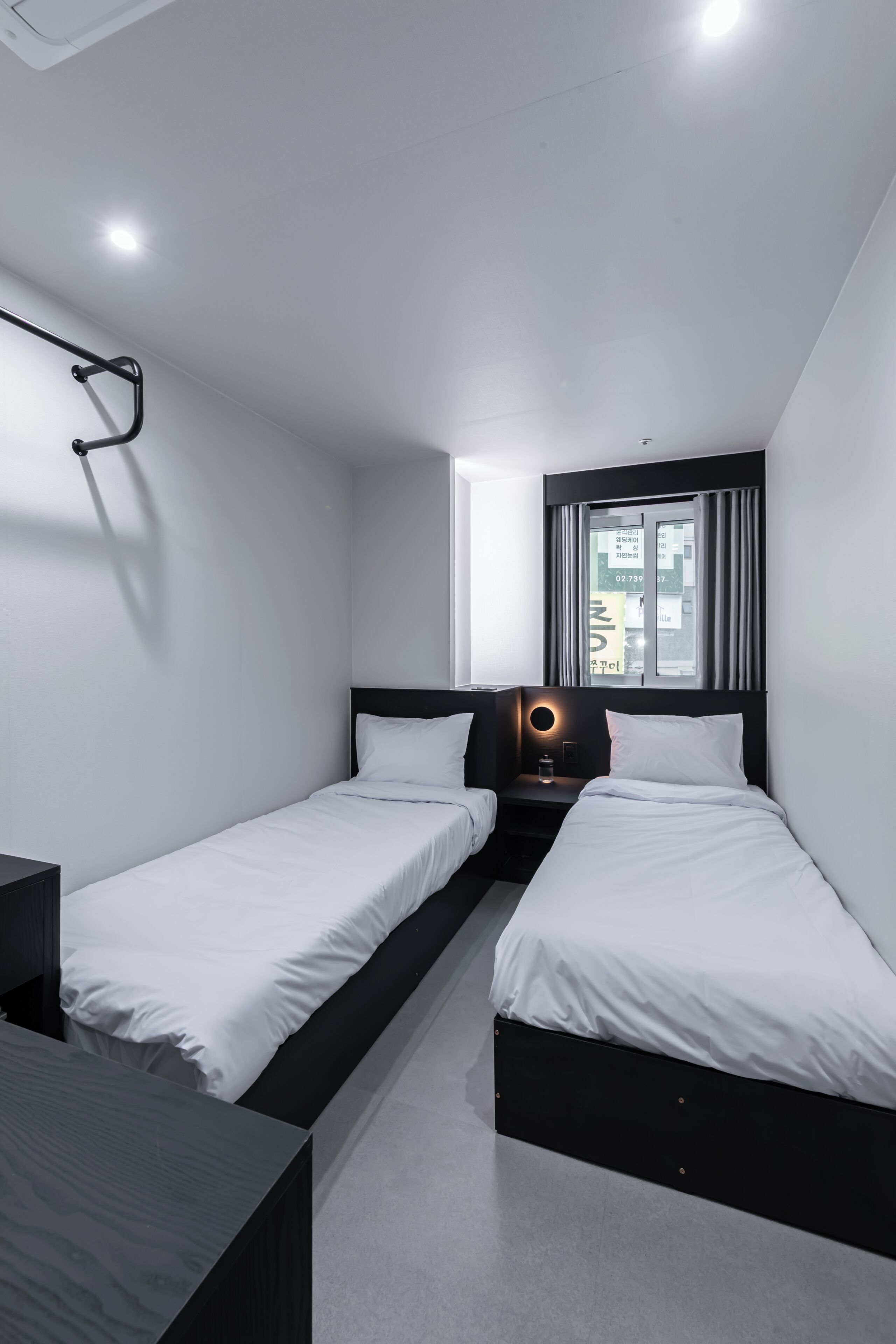 Phòng, nhiều giường, không hút thuốc, phòng tắm riêng | Bộ đồ giường cao cấp, minibar với thức uống miễn phí, bàn 