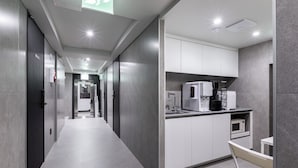 Ropa de cama de alta calidad y minibar con artículos gratuitos