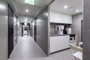 Escrivaninha, cortinas blackout, quartos à prova de som